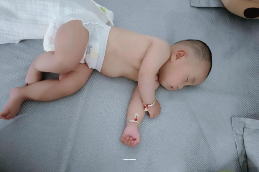 福建宝宝睡觉爱翻身 福建宝宝睡觉爱翻身