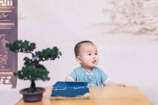 福建怀孕肚子中间凹两边凸